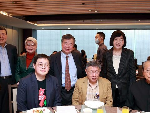 臺北市長柯文哲、觀光傳播局長劉奕霆與會議大使及協會代表合影。