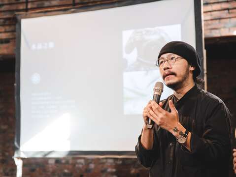 方序中設計師於記者會中分享大稻埕神農香囊的設計理念