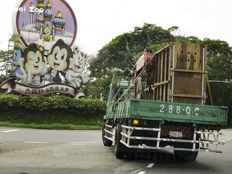專車平穩地行駛約60分鐘後抵達六福村