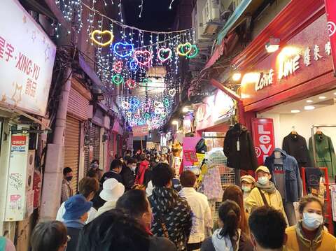 士林夜市假日遊逛擁擠人潮
