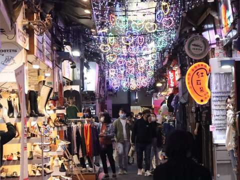士林安平街浪漫燈飾妝點