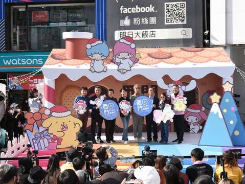 長官貴賓手持看板大合照(左起臺北市商業處高振源處長、商圈產業聯合會洪文和理事長、臺北市產業發展局林崇傑局長、臺北市黃珊珊副市長、藝人代表鼓鼓、西門徒步區發展促進會劉金龍理事長、郭昭巖議員、徐立信議員)