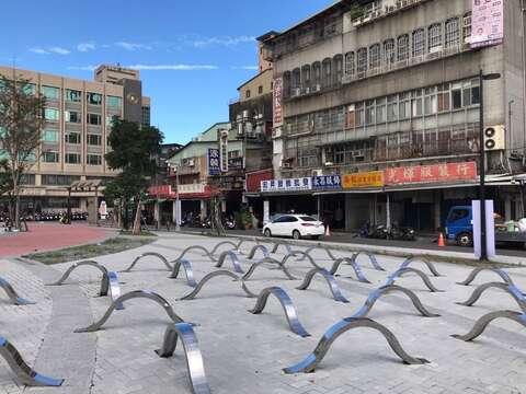 「花·縫」代表著萬華大理街知名的成衣意象