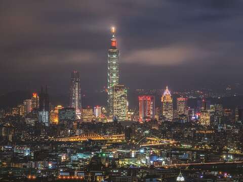 Visitors to Bishan Temple can enjoy the grand view of neon lighting up the Taipei night. (Photo/Samil Kuo)