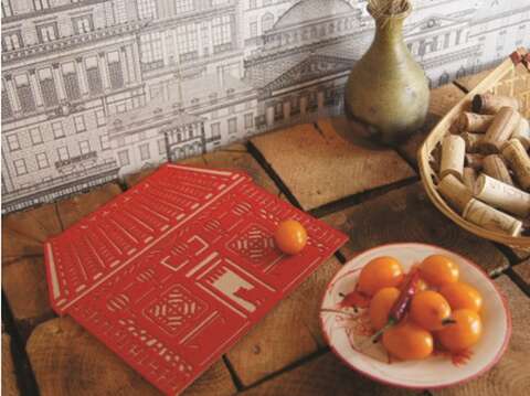 Souvenirs for the Lunar New Year are combined with traditional paper-cut goods, making it a festive gift for friends and family. (Photo/Fleisch)