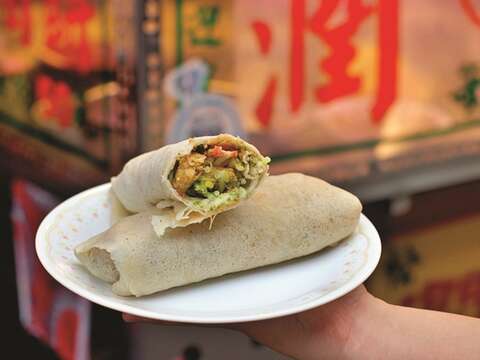 With the flavors of shredded carrots, radish, crushed peanuts and more, eating fresh spring rolls is the best way to say hello to spring. (Photo/Taiwan Scene)