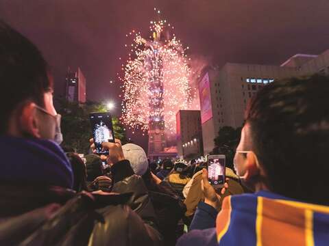 To welcome the New Year, people in Taipei count down to midnight in front of Taipei 101 as the splendid fireworks show begins. (Photo/Samil Kuo)