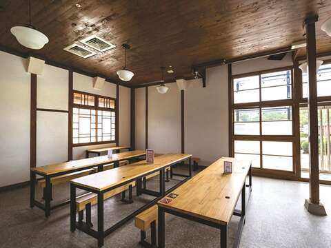 The canteen in the park is a wooden Western-style building, with fine restoration from the ceiling to the windows.