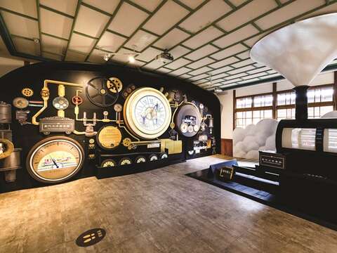 Various entertaining exhibitions in the Engineering Building are also set up for visitors to learn about the inner workings of Taiwan’s railways.