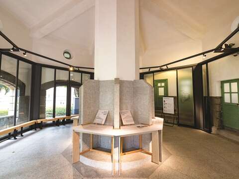 The special appearance of the octagon and its classical design meant that this room was considered the "most gorgeous toilet" at the time.