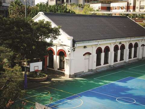 The classic old building of Bazhilan Public School still stands on the campus of Shilin Elementary School. (Photo/Shilin Elementary School)