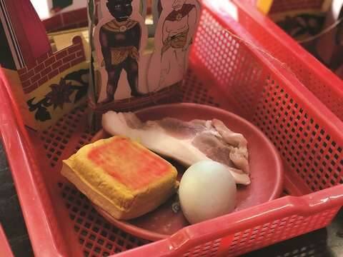 It is believed that the Tiger God enjoys raw meat and eggs, which are both common offerings to the deity.