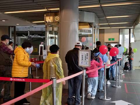 排隊搭乘貓纜的民眾