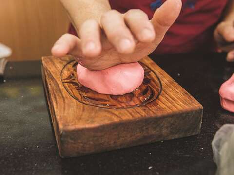 The pattern of this red turtle cake was imprinted using a handcrafted wooden mold.