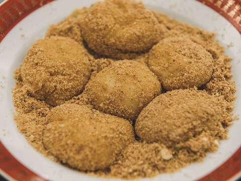 The sticky and chewy texture of mochi is believed to bind whoever eats it with good fortune.