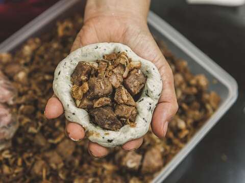 With its dough mixed with mugwort, the green-colored rice cake with sweet or savory fillings is also used for paying respect to the gods in Taiwan.