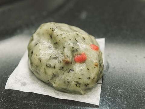 With its dough mixed with mugwort, the green-colored rice cake with sweet or savory fillings is also used for paying respect to the gods in Taiwan.