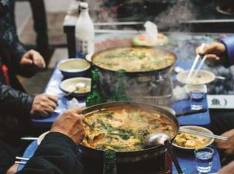 Gather round steaming bowls of hot pot soup with friends and family this winter to warm both body and soul. (Photo/Markus Winkler)