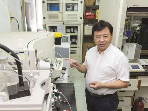 An expert in chemical analysis, Lin has extended his profession to discovering the chemical composition of artifacts.