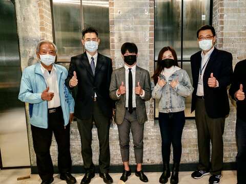 開幕活動來賓合影(左起螢圃里里長陳木松、環保局主任秘書楊維修、廈川玖肆主理人曾士綱先生、臺北市議員吳沛憶、文化局副局長田瑋、文資委員蔡元良