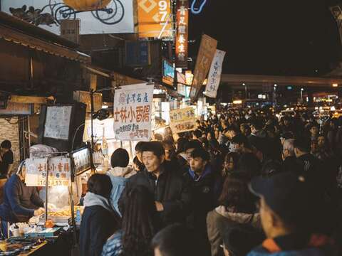 台湾の様々な屋台料理が集まる士林夜市は、現地の人や観光客が多く集まる活気に満ちた場所です。(写真/Max Oh)