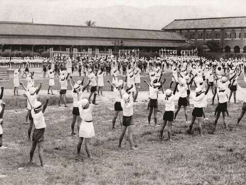 日本式の教育が行われていた時代は生徒たちが集まって体操をしていました。(写真/士林小学校)