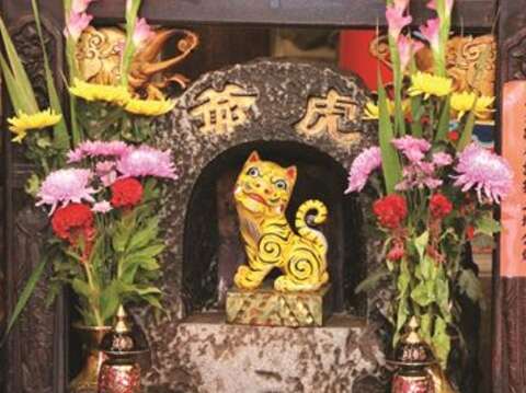 台湾にある寺廟の多くは、虎爺を神様の祭壇の下や目立たない場所に設置していることが多いですが、民間信仰においては非常に重要な存在です。