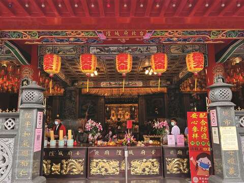 台北府城隍廟の主神は城隍爺ですが、神様を乗せる存在として虎爺も祀られているので、ここでも虎爺の参拝ができます。