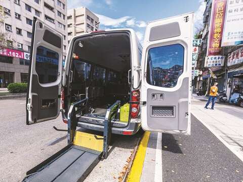 介護者と被介護者がくつろぎながら旅行ができるように、多扶仮期では複数台の車椅子を収納できる高水準な送迎車を完備しています。