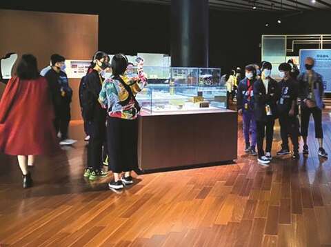 台北にある故宮博物院は、車椅子の方も展示物を見られるようにショーケースを低めに設置するなどバリアフリーを取り入れた設計となっています。(写真/Taiwan Scene)