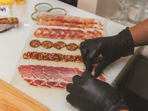 My手作では様々な部位の熟成肉を作ることで、より豊かな味わいを生み出しています。