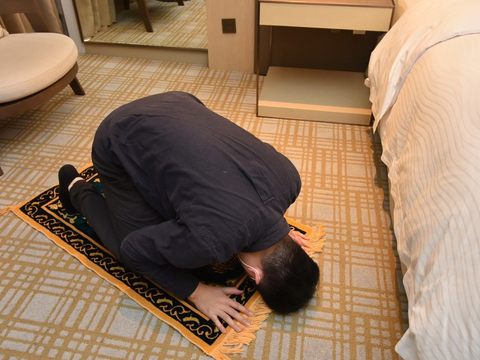通過認證的穆斯林旅館客房備有祈禱毯，滿足穆斯林朝拜需求。