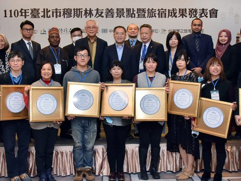 臺北市副市長蔡炳坤、中國回教協會副理事長馬超彥及各國使節恭賀本年度北市再增15家景點及旅宿業取得穆斯林認證。