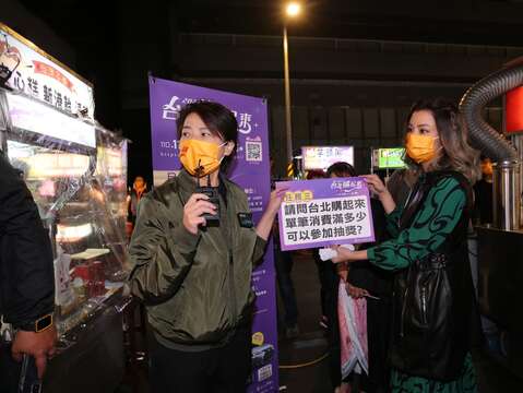 黃珊珊副市長(左一)與知名藝人莎莎(左二)於艋舺夜市與民眾進行趣味問答遊戲