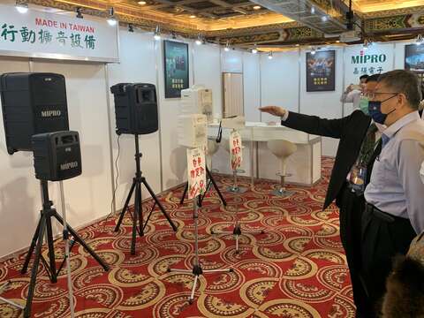 柯文哲市長至特色攤位參觀音響設備