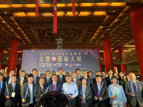 臺北市柯文哲市長(右5)、台北市電器商業同業公會廖全平理事長(右6)與現場貴賓進行開幕儀式