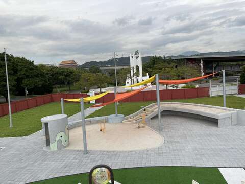 新生公園に子供の遊び場がオープン
