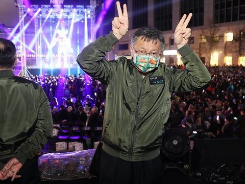 臺北市政府市長柯文哲於2021台北燈節欣賞主燈秀