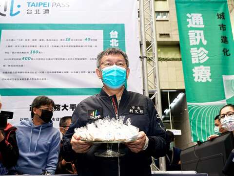 端著棉花糖的柯文哲市長