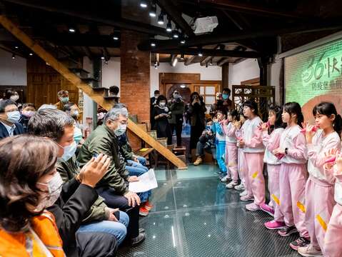 老松國小陶笛隊演出悠揚樂聲向醫護人員及萬華居民致敬