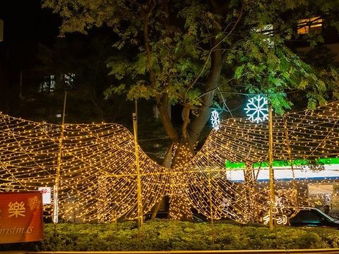 「臺北耶誕愛無限」街區燈飾將持續至明年1月3日，歡迎大人小孩前來拍照打卡。