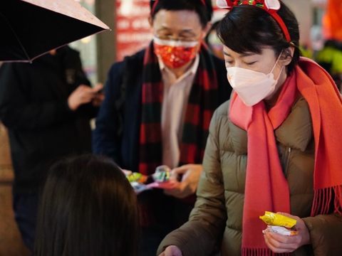 黃珊珊亦率隊自台北衛理堂出發，沿路發放耶誕禮物予民眾報佳音
