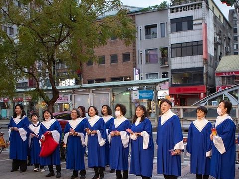 18日永康公園報佳音快閃活動吸引民眾駐足聆聽膾炙人口的耶誕歌曲。