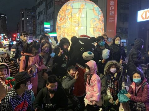 台北燈節民眾攜家帶眷前來賞燈