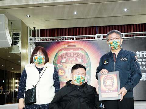 台北醫學大學黃大軒同學即使行動不便也精心拍攝燈節花絮影片, 與臺北市政府市長柯文哲合影