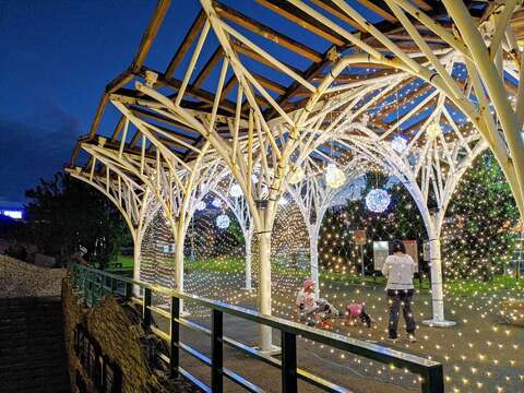 內湖運動公園布置絢爛的燈飾，為這寒冷的冬晚增添幾分熱鬧的氣息。