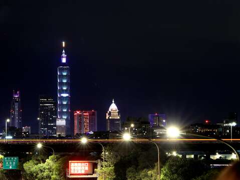 在內湖運動公園上可直接遠望101大樓，盡收內湖及圓山夜景