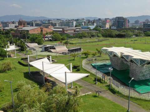 佔地3.8公頃的內湖運動公園免費開放大、小朋友最愛的沙坑、極限運動場、PU跑道及攀岩場等運動設施