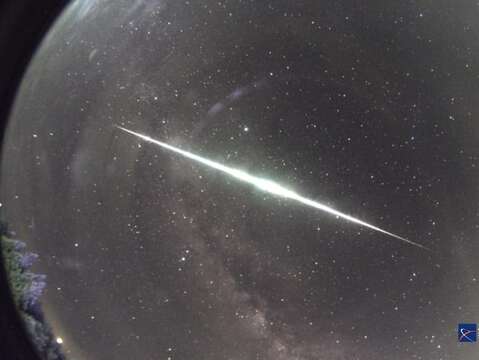 臺北天文館全天域暗空攝影機所捕捉到的明亮火流星