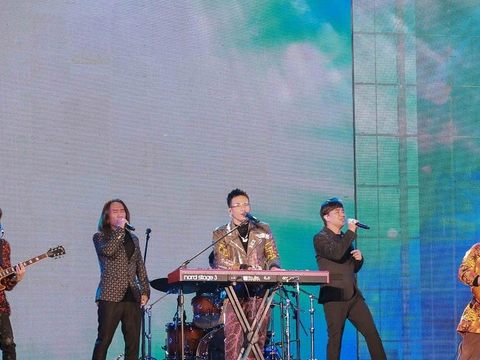 金曲創作樂團茄子蛋與前輩金曲搖滾天團動力火車合作演出。